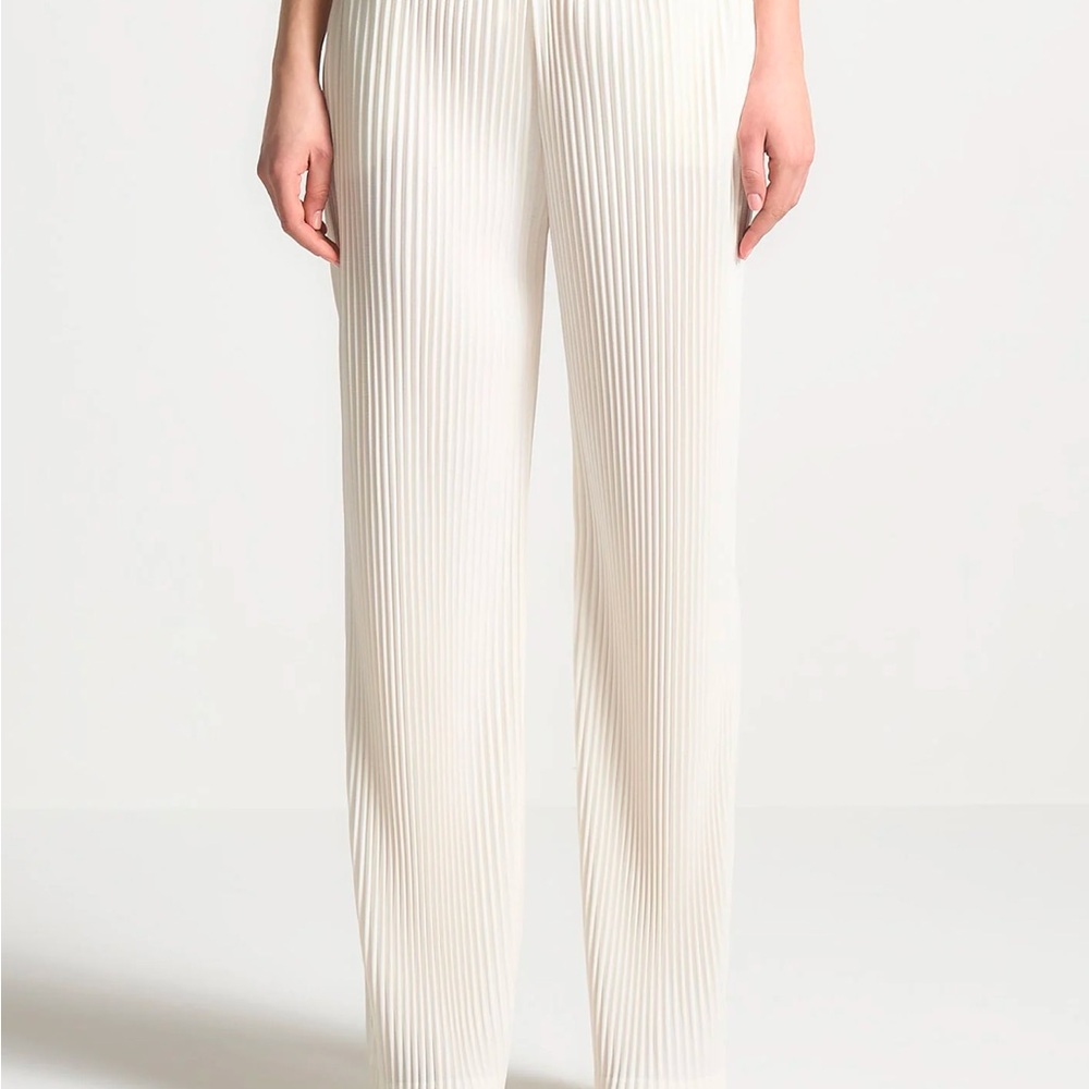 🚫 SOLD 🚫 Chic White Ribbed Two-Piece Set - Picture 3 of 9